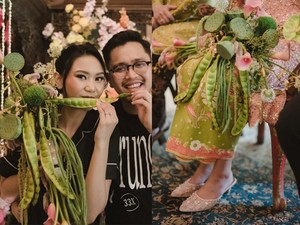Uniknya Acara Lamaran Pakai Buket Lalapan