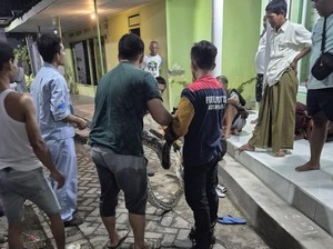 Piton 5 Meter Masuk Sungai di Tengah Permukiman Warga Kota Pasuruan
