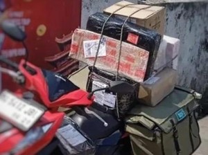 Video: 2 Pria Nekat Curi Sekarung Paket di Jakbar Saat Kurir Lagi Salat