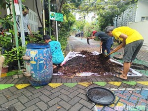 Kampung Edukasi Sampah Sidoarjo Panen Kompos dari Sumur Resapan