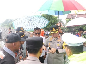 Gercep Polisi Evakuasi Motor dan Korban Tertabrak KA Malioboro di Magetan