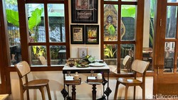 Menikmati Kopi di Kedai dengan Vibes Kolonial