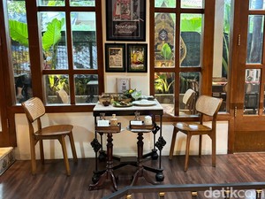 Menikmati Kopi di Kedai dengan Vibes Kolonial