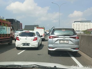 Jalan Tol Layang AP Pettarani Makassar Macet, Mobil Diminta Putar Balik