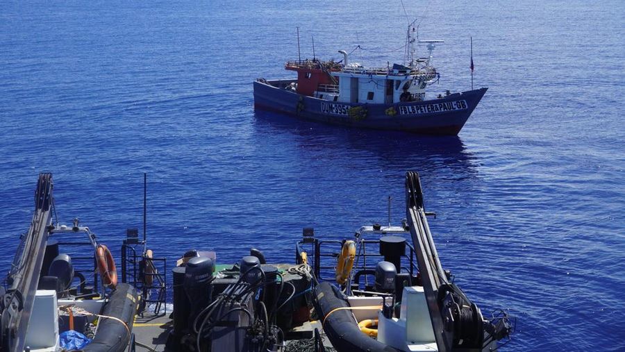 Kementerian Kelautan dan Perikanan (KKP) melalui Kapal Pengawas (KP) Orca 04, berhasil mengamankan 21 rumpon dan satu kapal ikan asing ilegal berbendera Filipina di perairan perbatasan Indonesia-Filipina pada Rabu, (14/5/2025). (Dok. Humas Ditjen PSDKP KKP)
