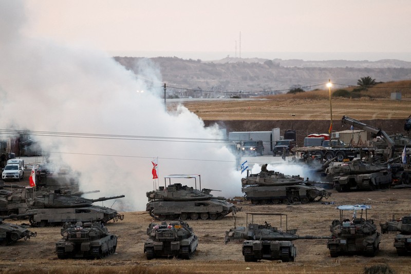 Sebuah tank Israel bermanuver di Gaza, seperti yang terlihat dari sisi Israel di perbatasan Israel-Gaza, 16 Mei 2025. Sebuah tank Israel bermanuver di Gaza, seperti yang terlihat dari sisi Israel di perbatasan Israel-Gaza, 16 Mei 2025. (REUTERS/Ammar Awad)