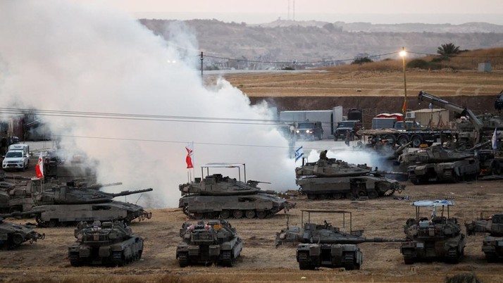 Kendaraan militer Israel berdiri di dekat perbatasan Israel-Gaza, di Israel, 15 Mei 2025. (REUTERS/Amir Cohen)