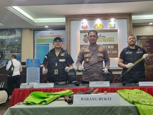 Petugas Gabungan Bongkar 2 Posko Ormas di Jaksel, Temukan Samurai-Celurit