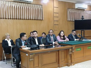 Kecewanya Lisa Usai Ridwan Kamil Absen di Sidang Gugatan Perdana