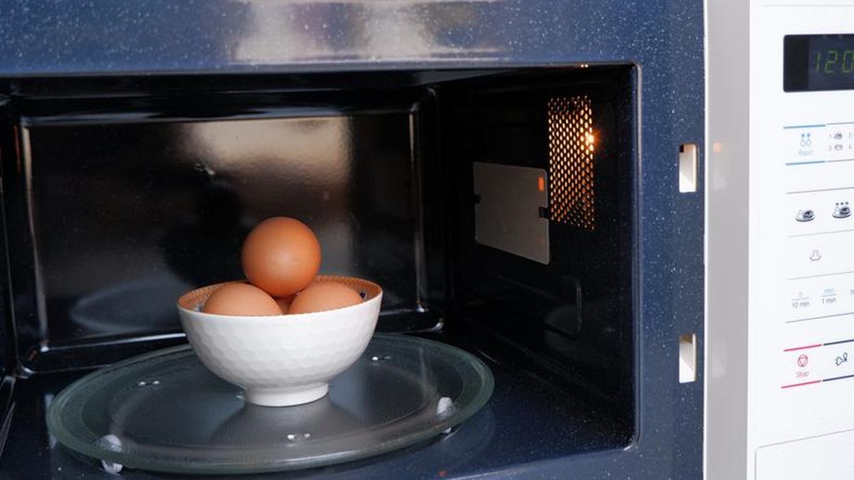 Berbahaya! 10 Benda dan Makanan Ini Pantang Dipanaskan di Microwave