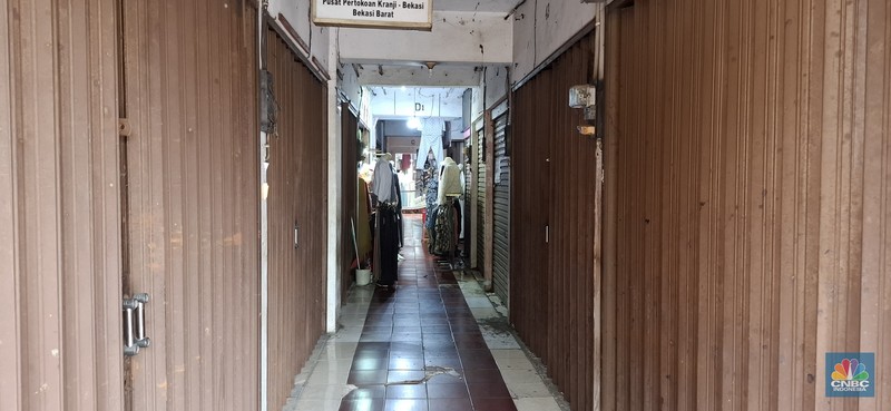 Pantauan Kondisi Pertokoan Kranji Bekasi Jawa Barat pada Senin (19/5/2025). Pantauan Kondisi Pertokoan Kranji Bekasi Jawa Barat pada Senin (19/5/2025). (CNBC Indonesia/Chandra Dwi)