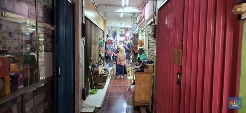 Pantauan Kondisi Pertokoan Kranji Bekasi Jawa Barat pada Senin (19/5/2025). Pantauan Kondisi Pertokoan Kranji Bekasi Jawa Barat pada Senin (19/5/2025). (CNBC Indonesia/Chandra Dwi)