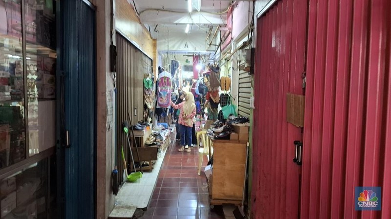Pantauan Kondisi Pertokoan Kranji Bekasi Jawa Barat pada Awal Minggu (19/5/2025). (CNBC Indonesia/Chandra Dwi)