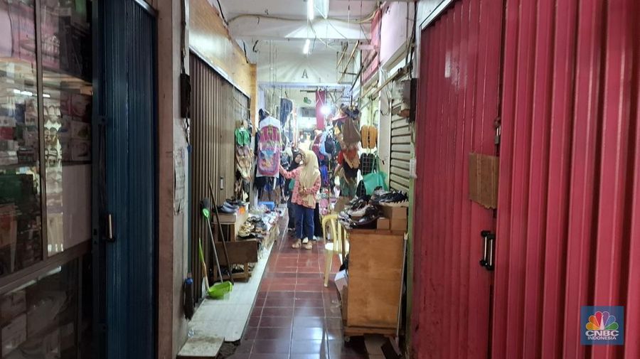 Pantauan Kondisi Pertokoan Kranji Bekasi Jawa Barat pada Senin (19/5/2025). Pantauan Kondisi Pertokoan Kranji Bekasi Jawa Barat pada Senin (19/5/2025). (CNBC Indonesia/Chandra Dwi)