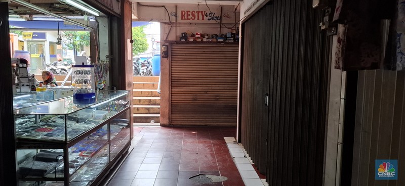 Pantauan Kondisi Pertokoan Kranji Bekasi Jawa Barat pada Senin (19/5/2025). Pantauan Kondisi Pertokoan Kranji Bekasi Jawa Barat pada Senin (19/5/2025). (CNBC Indonesia/Chandra Dwi)