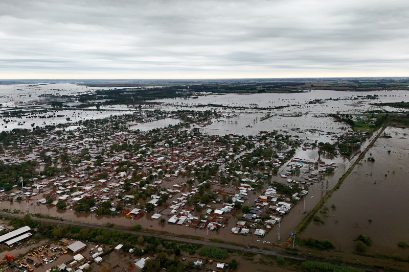 Pemandangan drone menunjukkan banjir yang disebabkan oleh hujan lebat, di Campana, Buenos Aires, Argentina 18 Mei 2025. (REUTERS/Martin Cossarini)