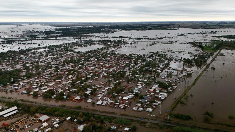 Pemandangan drone menunjukkan banjir yang disebabkan oleh hujan lebat, di Campana, Buenos Aires, Argentina 18 Mei 2025. (REUTERS/Martin Cossarini)