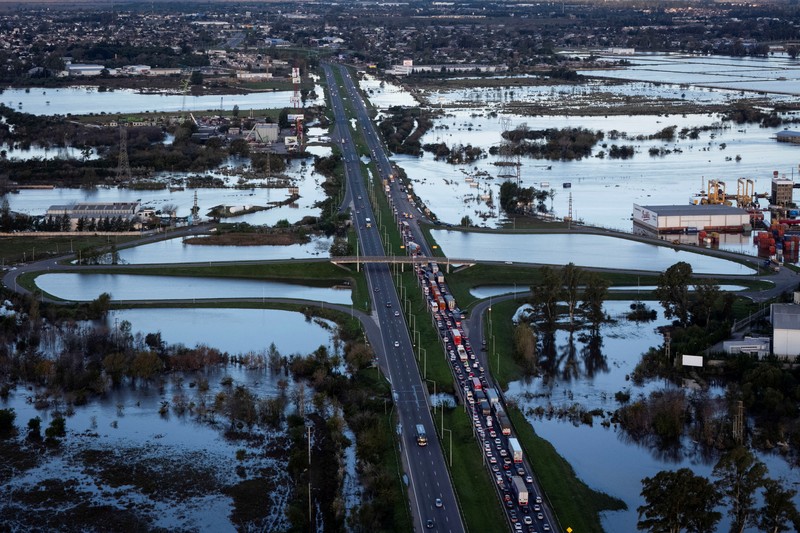Pemandangan drone menunjukkan banjir yang disebabkan oleh hujan lebat, di Campana, Buenos Aires, Argentina 18 Mei 2025. Pemandangan drone menunjukkan banjir yang disebabkan oleh hujan lebat, di Campana, Buenos Aires, Argentina 18 Mei 2025. (REUTERS/Martin Cossarini)
