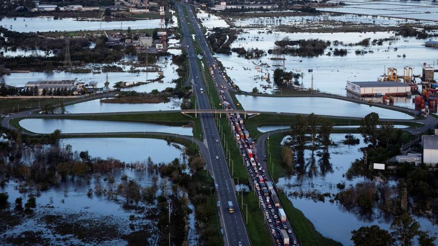 Pemandangan drone menunjukkan banjir yang disebabkan oleh hujan lebat, di Campana, Buenos Aires, Argentina 18 Mei 2025. (REUTERS/Martin Cossarini)