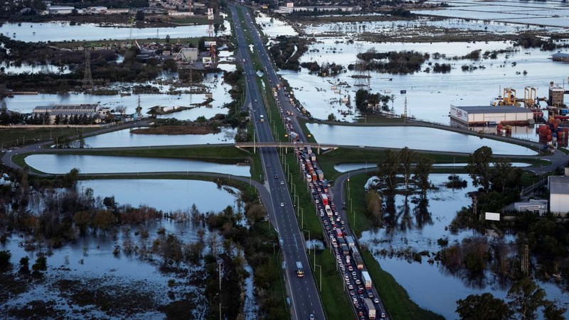 Pemandangan drone menunjukkan banjir yang disebabkan oleh hujan lebat, di Campana, Buenos Aires, Argentina 18 Mei 2025. (REUTERS/Martin Cossarini)