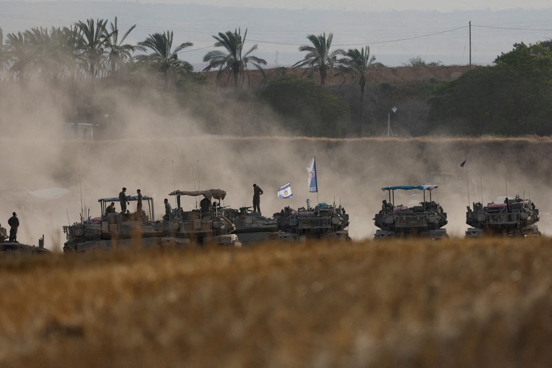 Sebuah tank Israel bermanuver di Gaza, seperti yang terlihat dari sisi Israel di perbatasan Israel-Gaza, 16 Mei 2025. (REUTERS/Ammar Awad)
