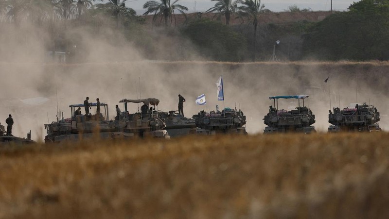 Sebuah tank tanah Israel bermanuver ke Gaza, seperti yang terlihat dari sisi tanah Israel ke perbatasan Israel-Gaza, 16 Mei 2025. (REUTERS/Ammar Awad)