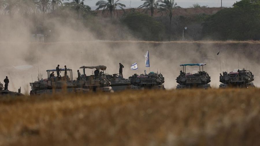 Sebuah tank Israel bermanuver di Gaza, seperti yang terlihat dari sisi Israel di perbatasan Israel-Gaza, 16 Mei 2025. Sebuah tank Israel bermanuver di Gaza, seperti yang terlihat dari sisi Israel di perbatasan Israel-Gaza, 16 Mei 2025. (REUTERS/Ammar Awad)