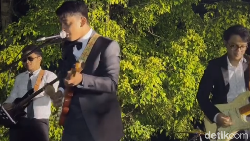 Bukan Lagu Romantis, Pengantin Pria Nyanyi Punk di Resepsi Pernikahannya