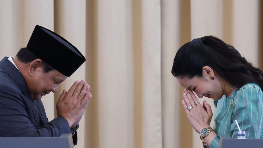 Perdana Menteri Thailand Paetongtarn Shinawatra dan Presiden Indonesia Prabowo Subianto memberi isyarat saat menghadiri konferensi pers di Gedung Pemerintah, di Bangkok, Thailand, 19 Mei 2025. (REUTERS/Athit Perawongmetha)