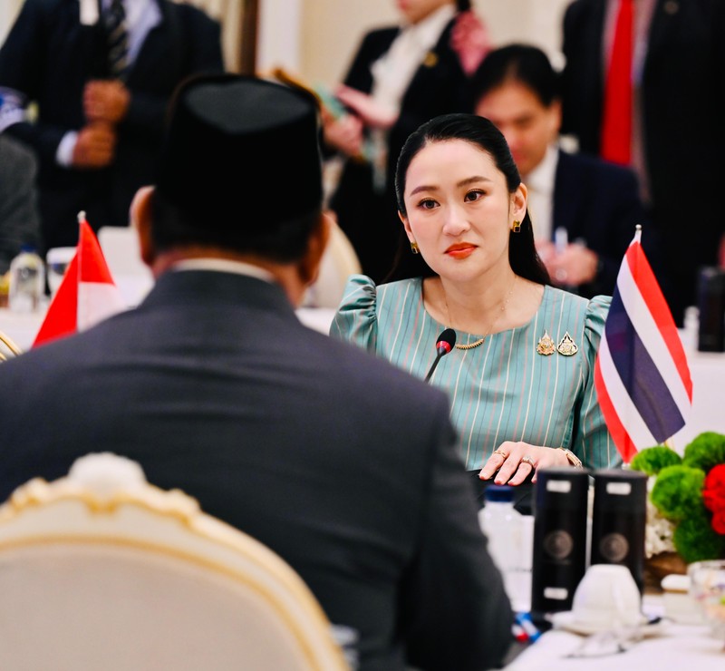 Perdana Menteri Thailand Paetongtarn Shinawatra dan Presiden Indonesia Prabowo Subianto memberi isyarat saat menghadiri konferensi pers di Gedung Pemerintah di Bangkok, Thailand, 19 Mei 2025. (REUTERS/Athit Perawongmetha) Perdana Menteri Thailand Paetongtarn Shinawatra dan Presiden Indonesia Prabowo Subianto memberi isyarat saat menghadiri konferensi pers di Gedung Pemerintah di Bangkok, Thailand, 19 Mei 2025. (REUTERS/Athit Perawongmetha)