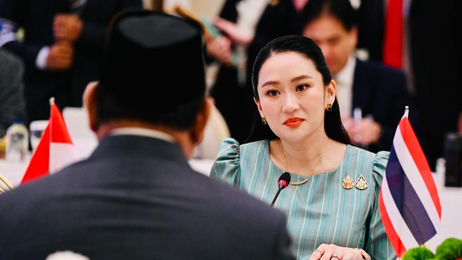 Perdana Menteri Thailand Paetongtarn Shinawatra dan Presiden Indonesia Prabowo Subianto memberi isyarat saat menghadiri konferensi pers di Gedung Pemerintah di Bangkok, Thailand, 19 Mei 2025. (REUTERS/Athit Perawongmetha)