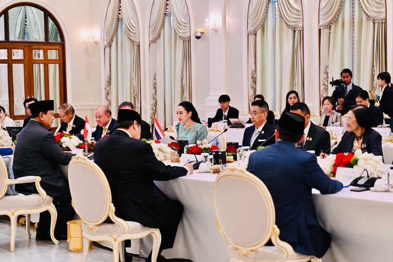 Perdana Menteri Thailand Paetongtarn Shinawatra dan Presiden Indonesia Prabowo Subianto memberi isyarat saat menghadiri konferensi pers di Gedung Pemerintah di Bangkok, Thailand, 19 Mei 2025. (REUTERS/Athit Perawongmetha)