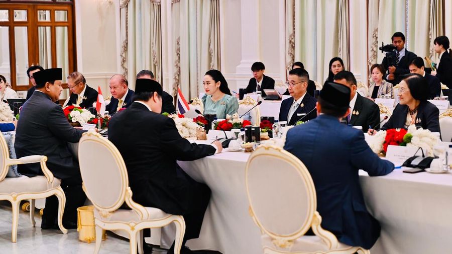 Perdana Menteri Thailand Paetongtarn Shinawatra dan Presiden Indonesia Prabowo Subianto memberi isyarat saat menghadiri konferensi pers di Gedung Pemerintah di Bangkok, Thailand, 19 Mei 2025. (REUTERS/Athit Perawongmetha)