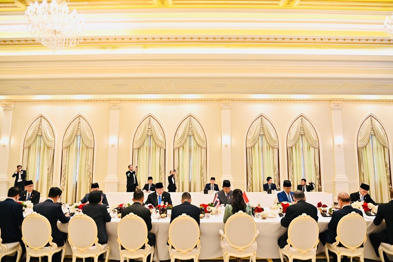 Perdana Menteri Thailand Paetongtarn Shinawatra dan Presiden Indonesia Prabowo Subianto memberi isyarat saat menghadiri konferensi pers di Gedung Pemerintah di Bangkok, Thailand, 19 Mei 2025. (REUTERS/Athit Perawongmetha) Perdana Menteri Thailand Paetongtarn Shinawatra dan Presiden Indonesia Prabowo Subianto memberi isyarat saat menghadiri konferensi pers di Gedung Pemerintah di Bangkok, Thailand, 19 Mei 2025. (REUTERS/Athit Perawongmetha)