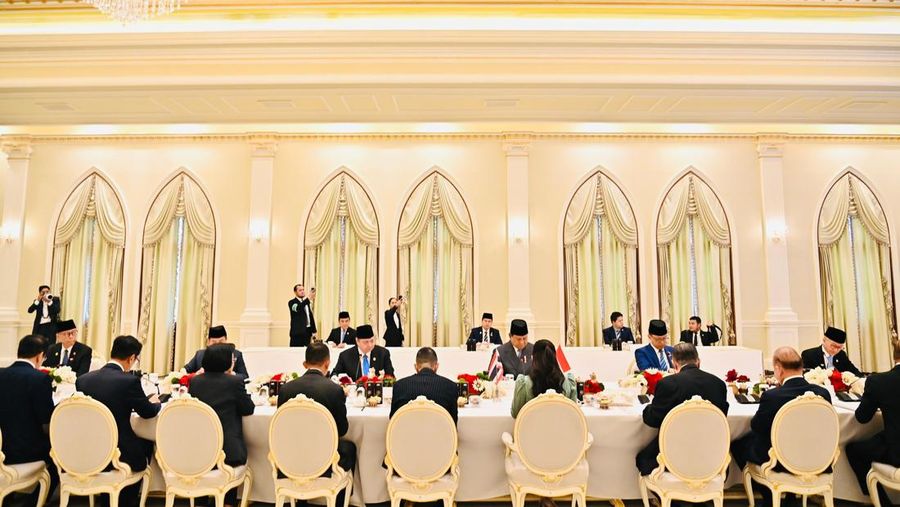 Perdana Menteri Thailand Paetongtarn Shinawatra dan Presiden Indonesia Prabowo Subianto memberi isyarat saat menghadiri konferensi pers di Gedung Pemerintah di Bangkok, Thailand, 19 Mei 2025. (REUTERS/Athit Perawongmetha) Perdana Menteri Thailand Paetongtarn Shinawatra dan Presiden Indonesia Prabowo Subianto memberi isyarat saat menghadiri konferensi pers di Gedung Pemerintah di Bangkok, Thailand, 19 Mei 2025. (REUTERS/Athit Perawongmetha)