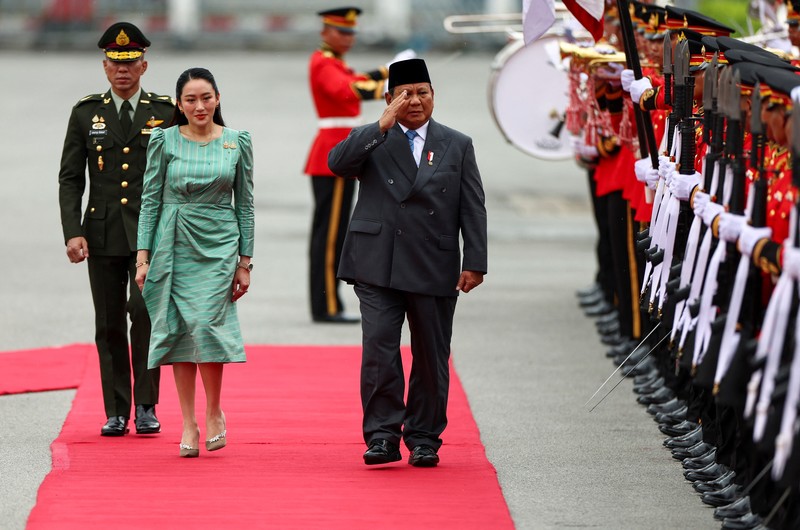 Perdana Menteri Thailand Paetongtarn Shinawatra dan Presiden Indonesia Prabowo Subianto memberi isyarat saat menghadiri konferensi pers di Gedung Pemerintah di Bangkok, Thailand, 19 Mei 2025. (REUTERS/Athit Perawongmetha)