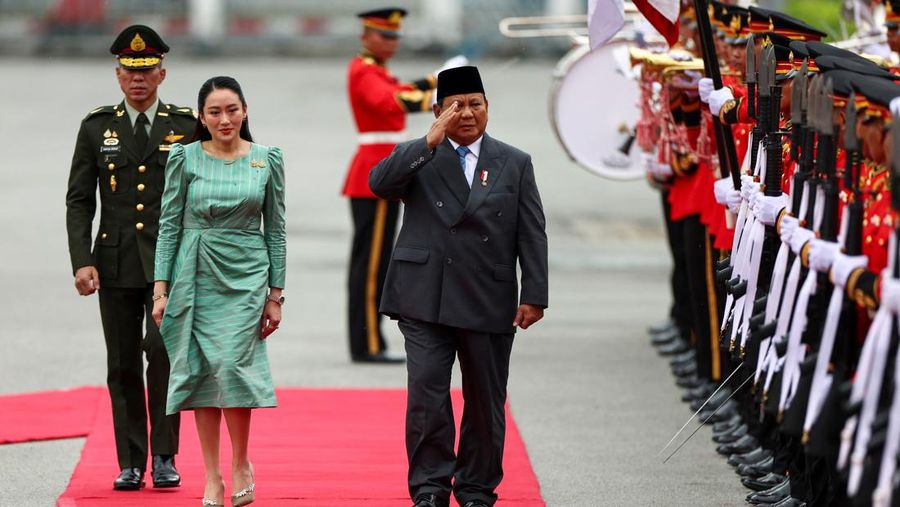 Perdana Menteri Thailand Paetongtarn Shinawatra dan Presiden Indonesia Prabowo Subianto memberi isyarat saat menghadiri konferensi pers di Gedung Pemerintah di Bangkok, Thailand, 19 Mei 2025. (REUTERS/Athit Perawongmetha) Perdana Menteri Thailand Paetongtarn Shinawatra dan Presiden Indonesia Prabowo Subianto memberi isyarat saat menghadiri konferensi pers di Gedung Pemerintah di Bangkok, Thailand, 19 Mei 2025. (REUTERS/Athit Perawongmetha)