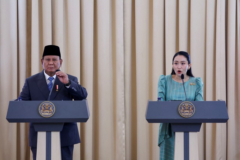 Perdana Menteri Thailand Paetongtarn Shinawatra dan Presiden Indonesia Prabowo Subianto memberi isyarat saat menghadiri konferensi pers di Gedung Pemerintah di Bangkok, Thailand, 19 Mei 2025. (REUTERS/Athit Perawongmetha) Perdana Menteri Thailand Paetongtarn Shinawatra dan Presiden Indonesia Prabowo Subianto memberi isyarat saat menghadiri konferensi pers di Gedung Pemerintah di Bangkok, Thailand, 19 Mei 2025. (REUTERS/Athit Perawongmetha)