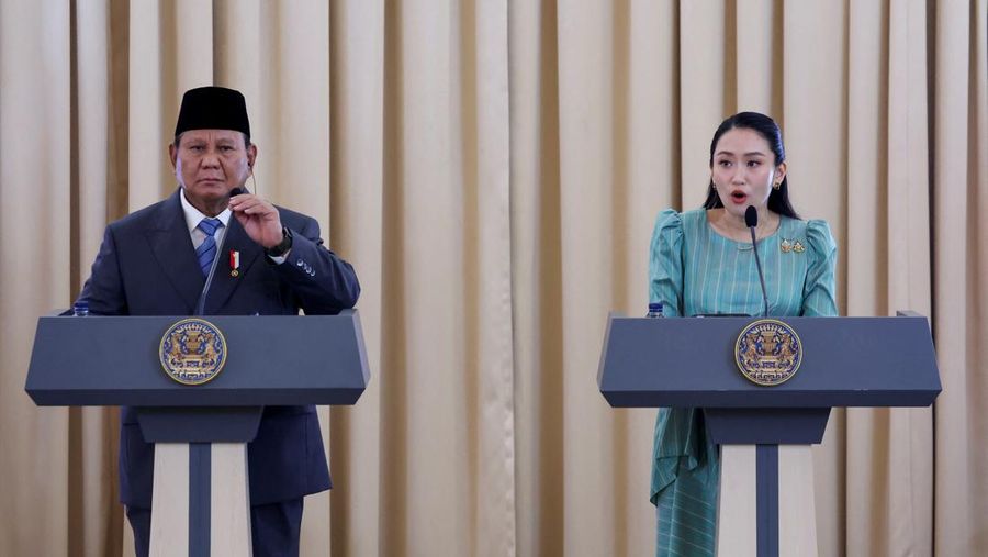 Perdana Menteri Thailand Paetongtarn Shinawatra dan Presiden Indonesia Prabowo Subianto memberi isyarat saat menghadiri konferensi pers di Gedung Pemerintah di Bangkok, Thailand, 19 Mei 2025. (REUTERS/Athit Perawongmetha)