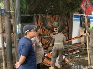 Petugas Gabungan Bongkar Posko PP Ilegal dan Angkut Jukir Liar di Jaksel