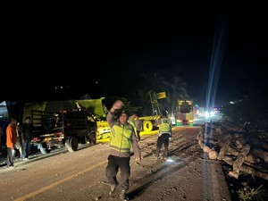 Fuso Alami Rem Blong di Jalintim Muba Hantam 4 Kendaraan, 1 Tewas-3 Luka