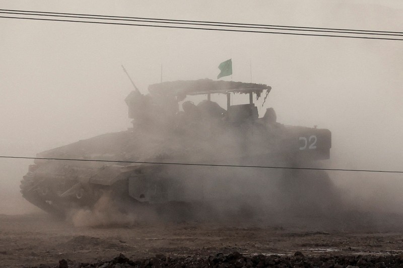Sebuah tank Israel bermanuver di Gaza, seperti yang terlihat dari sisi Israel di perbatasan Israel-Gaza, 16 Mei 2025. (REUTERS/Ammar Awad)