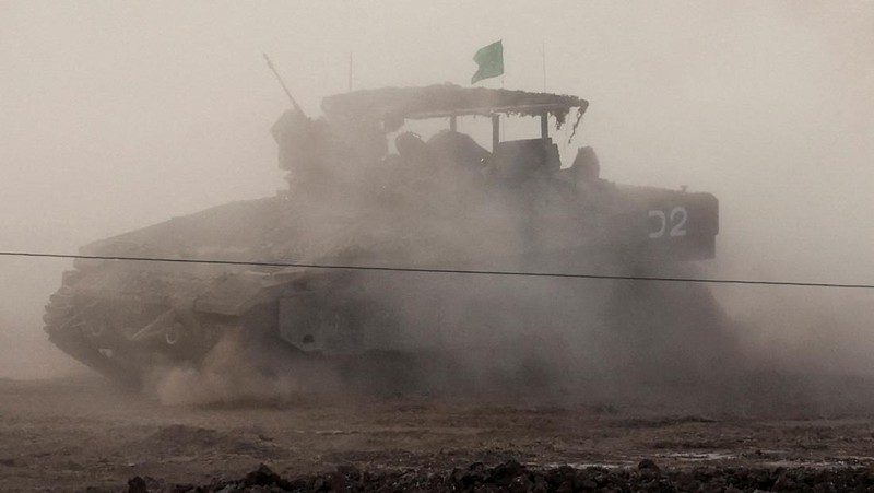 Sebuah tank tanah Israel bermanuver dalam Gaza, seperti yang terlihat dari sisi negara Israel ke perbatasan Israel-Gaza, 16 Mei 2025. (REUTERS/Ammar Awad)