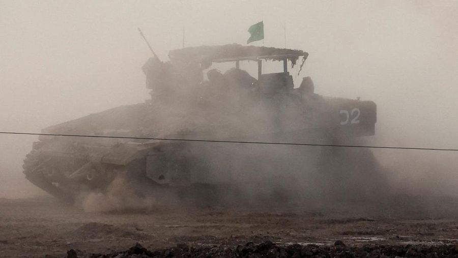 Sebuah tank Israel bermanuver di Gaza, seperti yang terlihat dari sisi Israel di perbatasan Israel-Gaza, 16 Mei 2025. Sebuah tank Israel bermanuver di Gaza, seperti yang terlihat dari sisi Israel di perbatasan Israel-Gaza, 16 Mei 2025. (REUTERS/Ammar Awad)