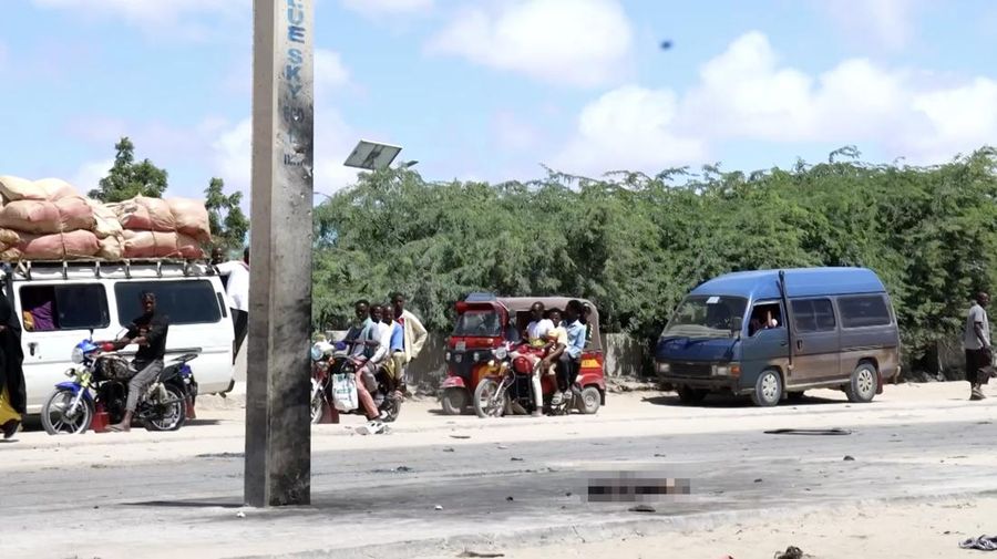 Seorang perwira militer Somalia berjalan melewati sepatu-sepatu yang ditinggalkan di lokasi ledakan yang menargetkan antrean rekrutan muda yang mendaftar di pangkalan militer Damanyo di distrik Hodan, Mogadishu, Somalia, 18 Mei 2025. Seorang perwira militer Somalia berjalan melewati sepatu-sepatu yang ditinggalkan di lokasi ledakan yang menargetkan antrean rekrutan muda yang mendaftar di pangkalan militer Damanyo di distrik Hodan, Mogadishu, Somalia, 18 Mei 2025. (REUTERS/Feisal Omar)