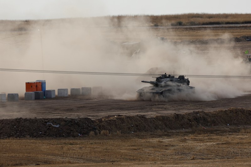 Sebuah tank Israel bermanuver di Gaza, seperti yang terlihat dari sisi Israel di perbatasan Israel-Gaza, 16 Mei 2025. (REUTERS/Ammar Awad)