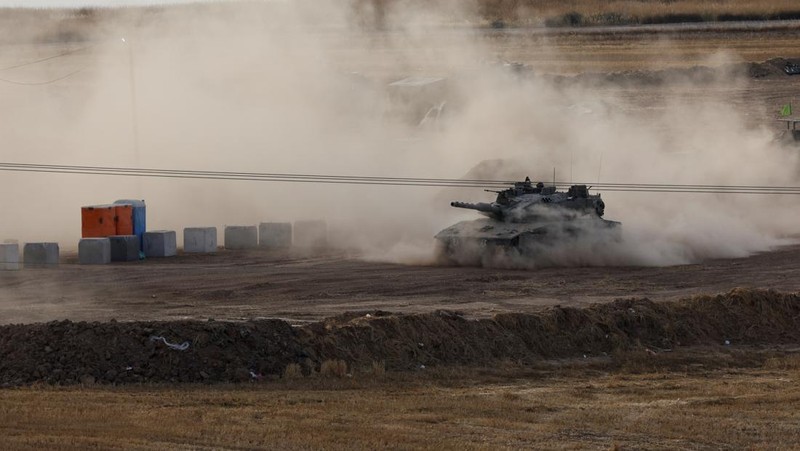 Sebuah tank negeri Israel bermanuver dalam Gaza, seperti yang digunakan terlihat dari sisi negara Israel ke perbatasan Israel-Gaza, 16 Mei 2025. (REUTERS/Ammar Awad)