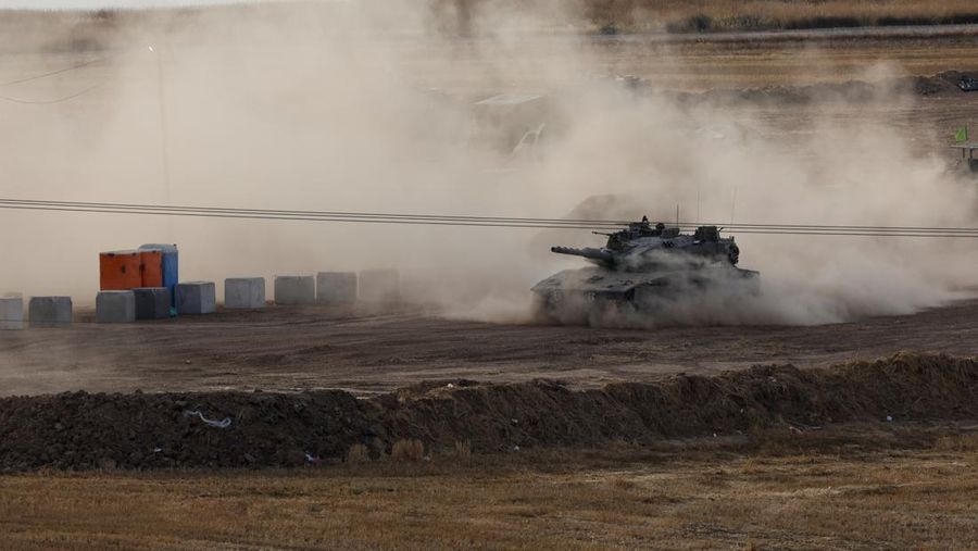 Sebuah tank Israel bermanuver di Gaza, seperti yang terlihat dari sisi Israel di perbatasan Israel-Gaza, 16 Mei 2025. Sebuah tank Israel bermanuver di Gaza, seperti yang terlihat dari sisi Israel di perbatasan Israel-Gaza, 16 Mei 2025. (REUTERS/Ammar Awad)
