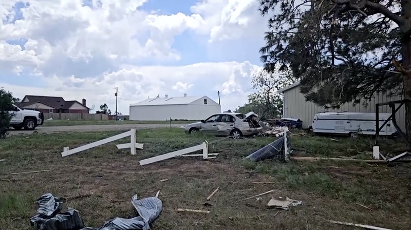 Tornado berputar di Bennett, Colorado, AS, 18 Mei 2025, dalam gambar diam yang diperoleh dari media sosial. Tornado berputar di Bennett, Colorado, AS, 18 Mei 2025, dalam gambar diam yang diperoleh dari media sosial. (RILEY WINTERS/via REUTERS)
