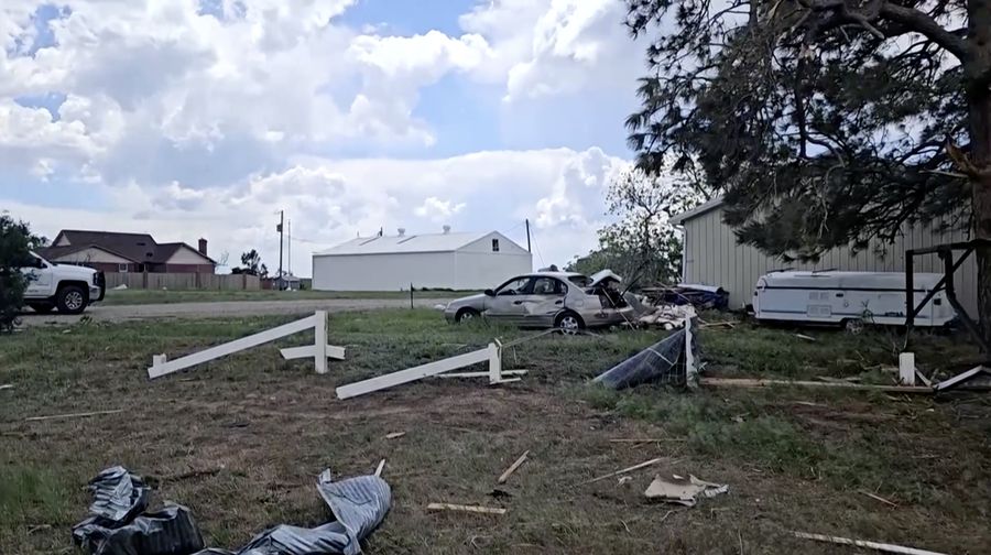 Tornado berputar di Bennett, Colorado, AS, 18 Mei 2025, dalam gambar diam yang diperoleh dari media sosial. Tornado berputar di Bennett, Colorado, AS, 18 Mei 2025, dalam gambar diam yang diperoleh dari media sosial. (RILEY WINTERS/via REUTERS)